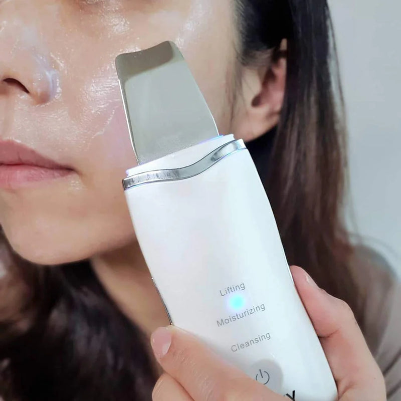 Ultrasonic facial device suitable for blackhead and pore care routines