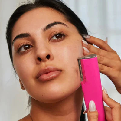 Dermaplaning device suitable for fine facial hair and peach fuzz