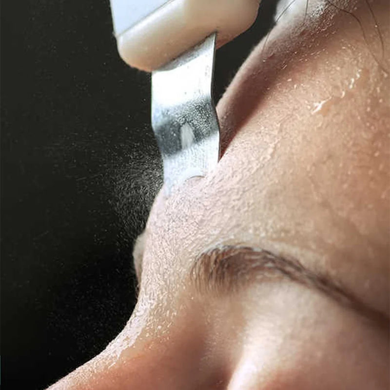 Ultrasonic pore cleaner designed to support clearer-looking skin